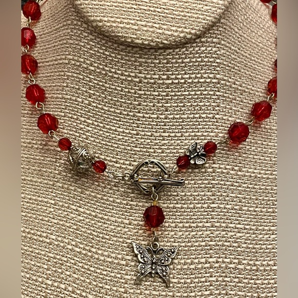 Pretty Fashion Red Beaded with Butterflies. Vine toggle drop clasp in front 20” - Picture 2 of 5
